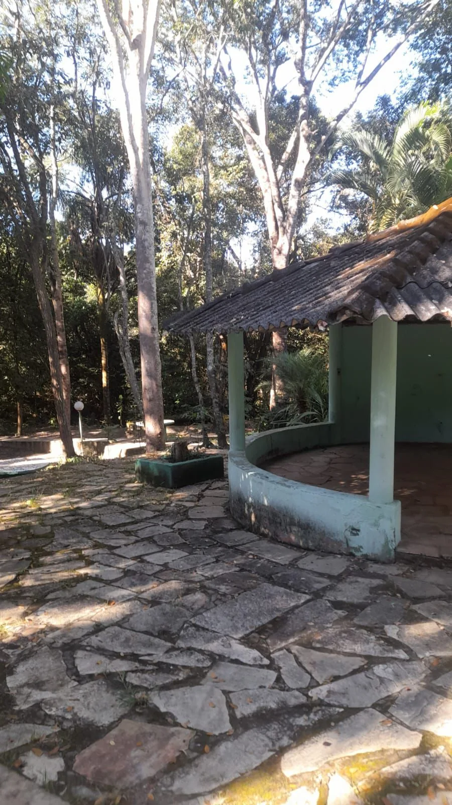 Gazebo e área sombreada em meio à natureza na unidade Green Park