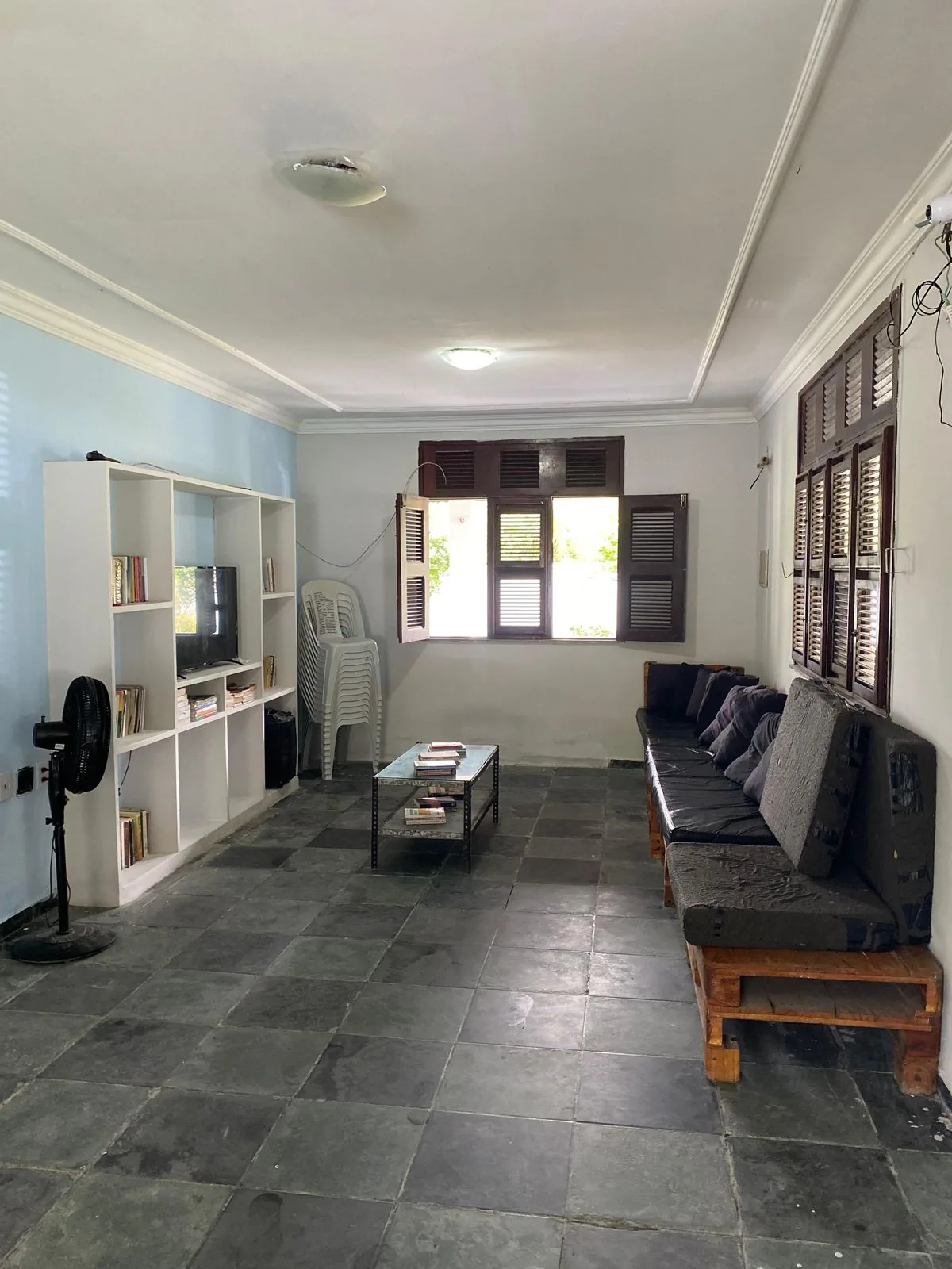 Sala de convivência com televisão e espaço para leitura